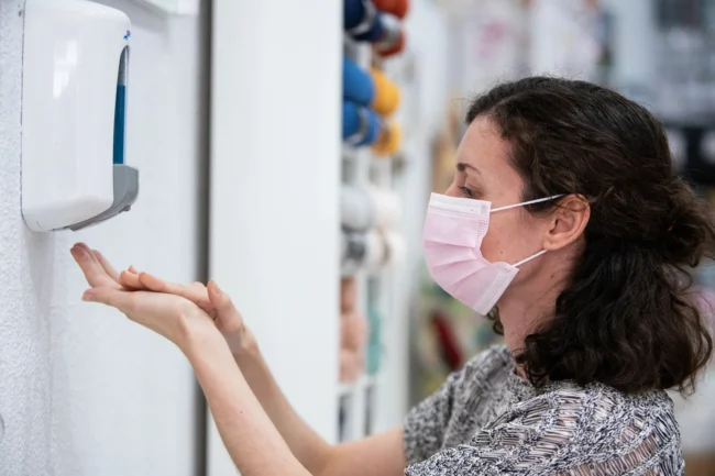 Ventajas de contar con dispensadores de higiene en empresas para mantener espacios limpios